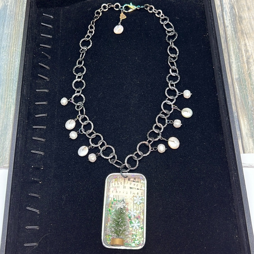 ⭐️Adorned Crown Jewelry assemblage she loves Christmas shadow box necklace - Picture 4 of 11